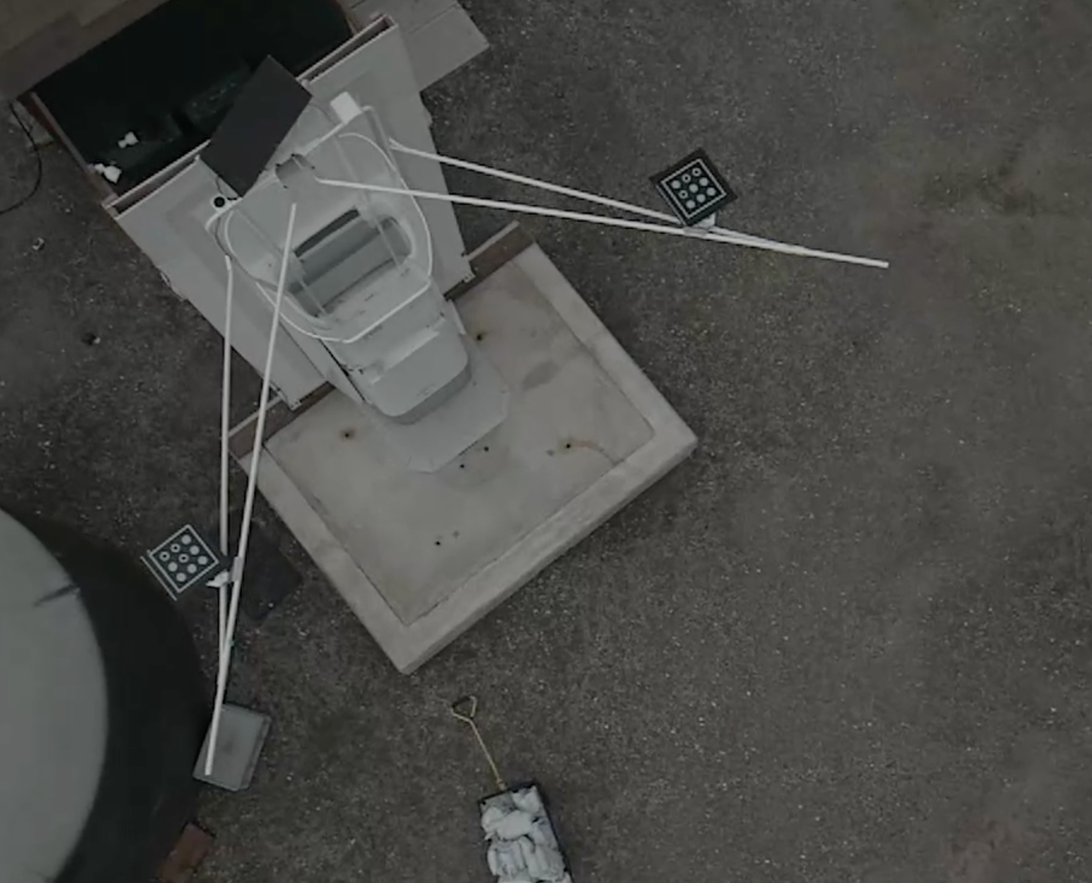 Clean approach fiducials installed correctly with the droid descending in the correct position