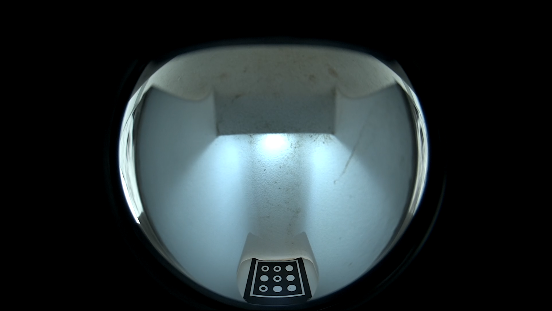 Clearly visible bottom wall tag with the correct orientation and the platform fully lowered