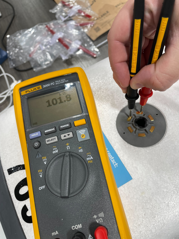 Example resistance measurement with the multimeter in view
